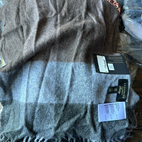 CLUB ROOM Men's 100% Cashmere Plaid Scarf Tan/ Grey ONE SIZE - Picture 3 of 5